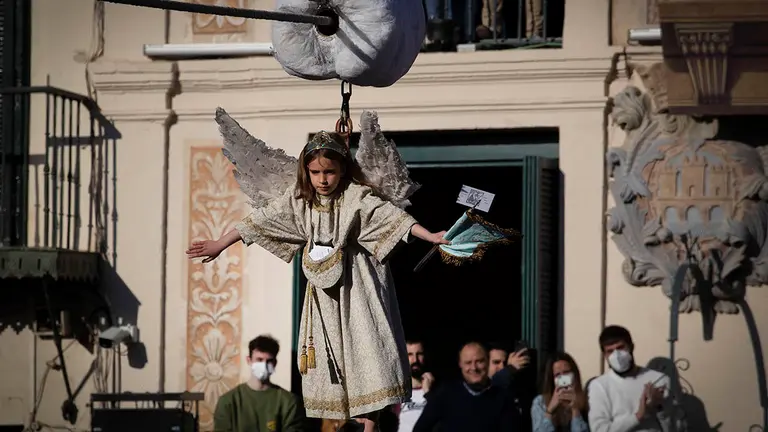 La pequeña Verónica Serrano, de 7 años, protagoniza la tradicional "Bajada del Ángel" para celebrar este Domingo de Resurrección en Tudela, Navarra, tras dos años de ausencia debido a la pandemia por el covid-19. EFE/Villar López