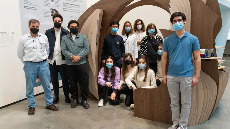 Profesores y estudiantes de la Universidad de Navarra, junto a la maqueta expuesta en el Guggenheim. UNIVERSIDAD DE NAVARRA