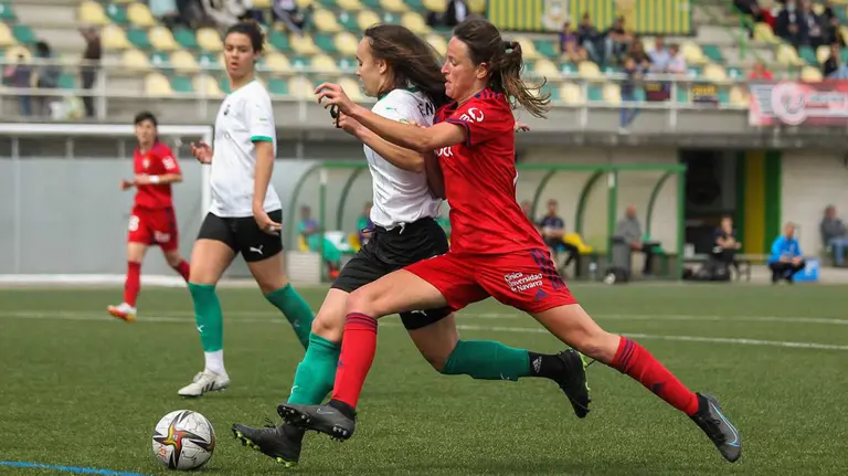 Partido de segunda división femenina entre el Racing y Osasuna en Tanos (Cantabria). @CAOsasuna.