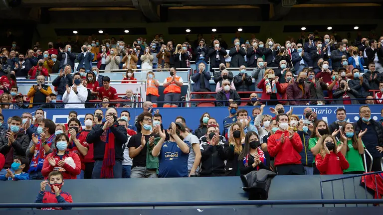 La grada de El Sadar durante el partido de La Liga Santander entre Osasuna y Alavés. IÑIGO ALZUGARAY