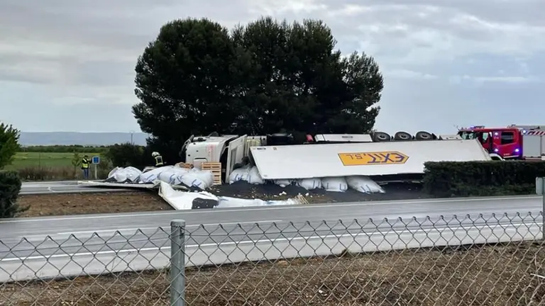 Camión volcado en un accidente en la AP-15, a la altura de Olite. NAVARRA.COM