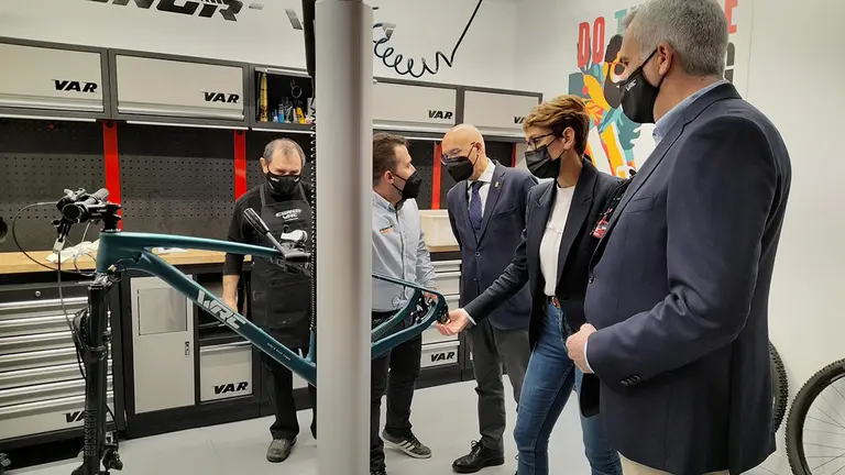 La presidenta Chivite, durante su visita a las instalaciones de la empresa Conor Bikes - EUROPA PRESS