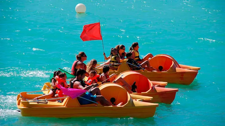 En el pantano de Alloz se pueden alquilar piraguas y pédalos. CEDIDA