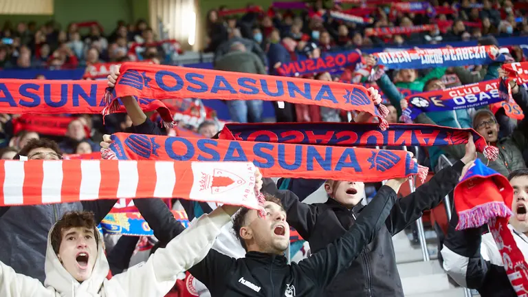 La grada de El Sadar durante el partido de La Liga Santander entre Osasuna y Real Madrid. IÑIGO ALZUGARAY