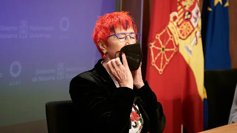 La consejera de Salud, Santos Induráin, el subdirector de Urgencias de Navarra, Kiko Betelu, y el presidente de la Federación Navarra de Municipios y Consejos (FNMC), Juan Carlos Castillo informan sobre la Estrategia Navarra de Atención a la Urgencia Vital. PABLO LASAOSA