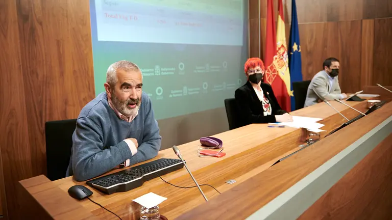 La consejera de Salud, Santos Induráin, el subdirector de Urgencias de Navarra, Kiko Betelu, y el presidente de la Federación Navarra de Municipios y Consejos (FNMC), Juan Carlos Castillo informan sobre la Estrategia Navarra de Atención a la Urgencia Vital. PABLO LASAOSA