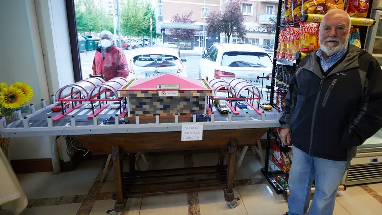 Maqueta de la futura estación de ferrocarril de Berriozar, realizada por Ubaldo Marcos. IÑIGO ALZUGARAY