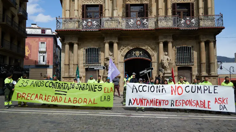 El comité de empresa de Acciona, subcontratada por el Ayuntamiento de Pamplona para el mantenimiento de los jardines, se concentra por la negociación de un convenio de empresa. IÑIGO ALZUGARAY