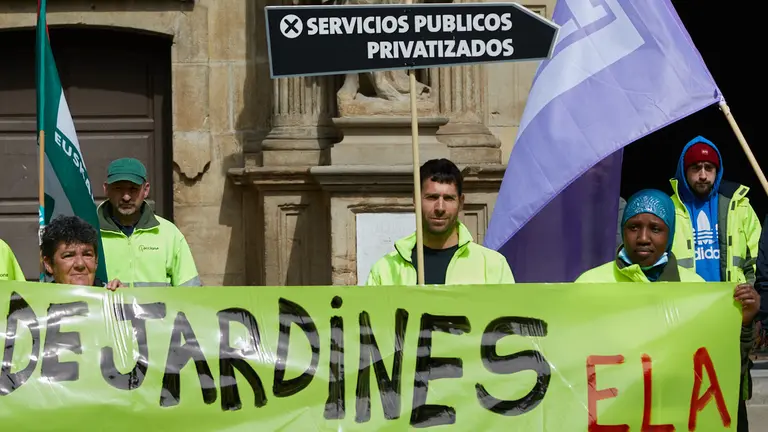 El comité de empresa de Acciona, subcontratada por el Ayuntamiento de Pamplona para el mantenimiento de los jardines, se concentra por la negociación de un convenio de empresa. IÑIGO ALZUGARAY