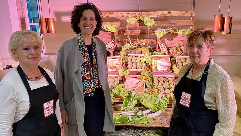 La consejera Gómez, con las peladoras de espárrago presentes en el acto. GOBIERNO DE NAVARRA