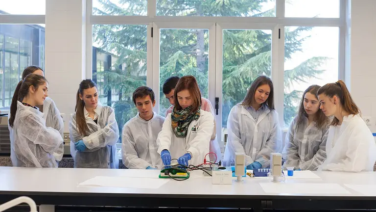 Alumnos en una actividad divulgativa organizada por la Facultad de Ciencias. UNIVERSIDAD DE NAVARRA