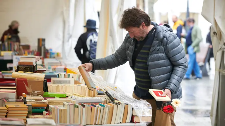 Las librerías vuelven a la calle para celebrar el Día del Libro y de la Flor en Pamplona. PABLO LASAOSA