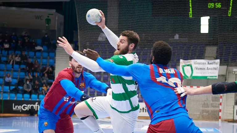 El Helvetia Anaitasuna se enfrenta al Barcelona en Pamplona. PABLO LASAOSA