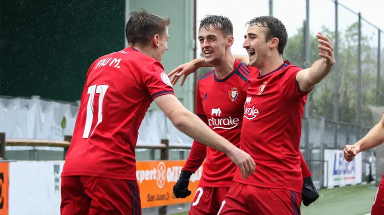Los jugadores del promesas celebran el gol de Pau Martínez en Gernika. CA Osasuna.