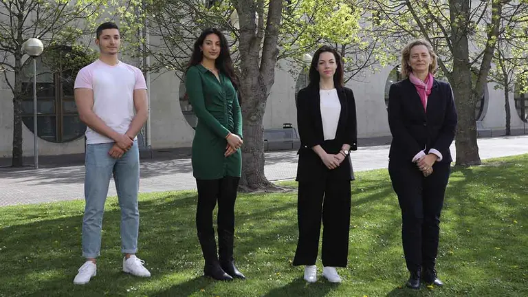 De izda. a dcha Marcos Bretón, Paula María Ostiz, Patricia Bailly-Bailliere y la profesora Elena Aramendía en el campus de la UPNA. UPNA