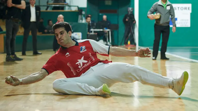 Ezkurdia se enfrenta a Zabaleta en el Labrit de Pamplona. PABLO LASAOSA