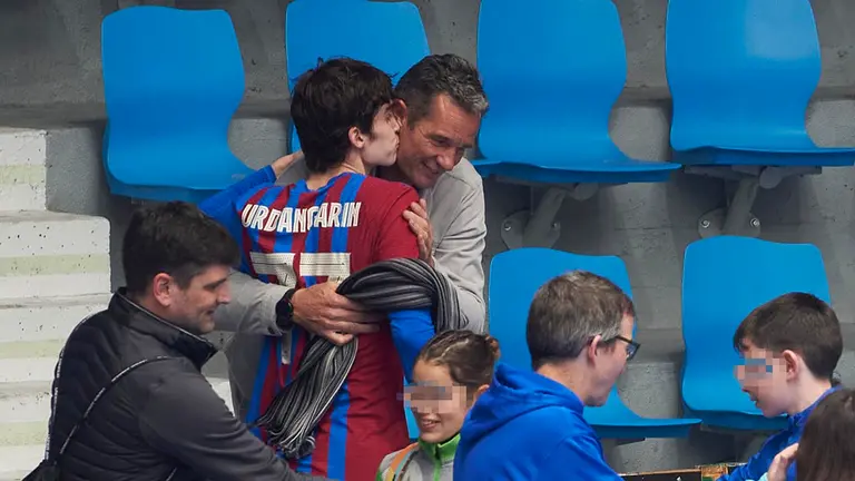 Pablo Urdangarín se despide de su padre Iñaki Urdangarín después de proclamarse campeón de la Liga Asobal con el F.C. Barcelona contra el Helvetia Anaitasuna en el partido disputado en el pabellón Anaitasuna de Navarra este sábado. EFE/Iñaki Porto