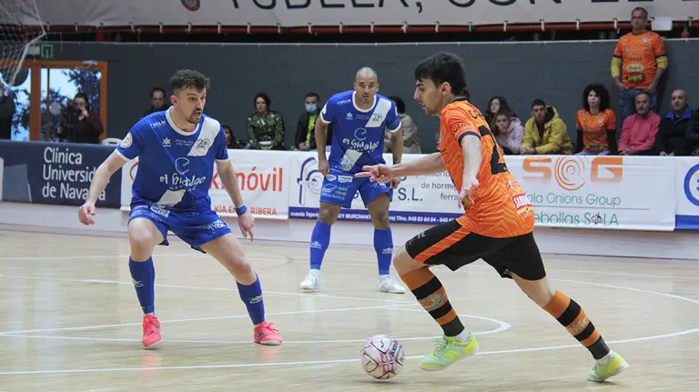 Imagen del partido de fútbol jugado entre el Ribera Navarra y el Manzanares en Tudela. Cedida.