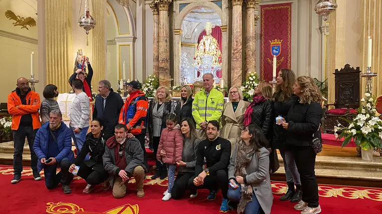 La expedición Cluster SOS Ucrania en la capilla de San Fermín antes de su salida. Cedida.