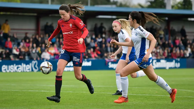 Osasuna femenino se enfrenta al Zaragoza CFF en las instalaciones de Tajonar. PABLO LASAOSA