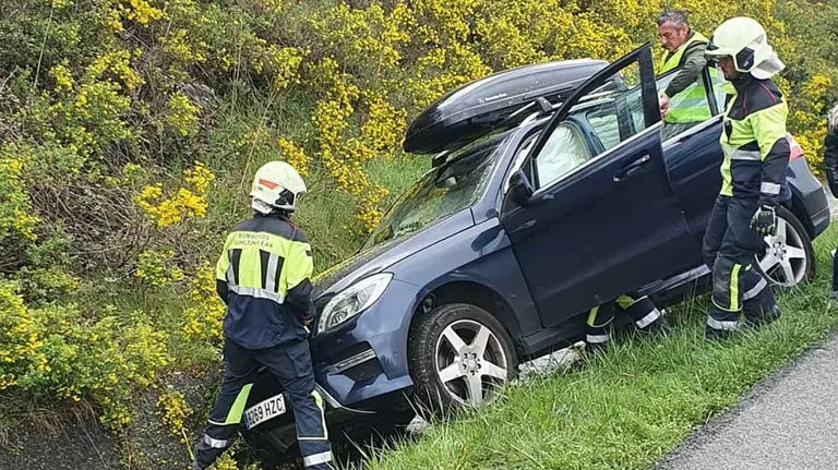 Un trasladado al hospital tras un accidente de tráfico en la A-15. BOMBEROS DE NAVARRA