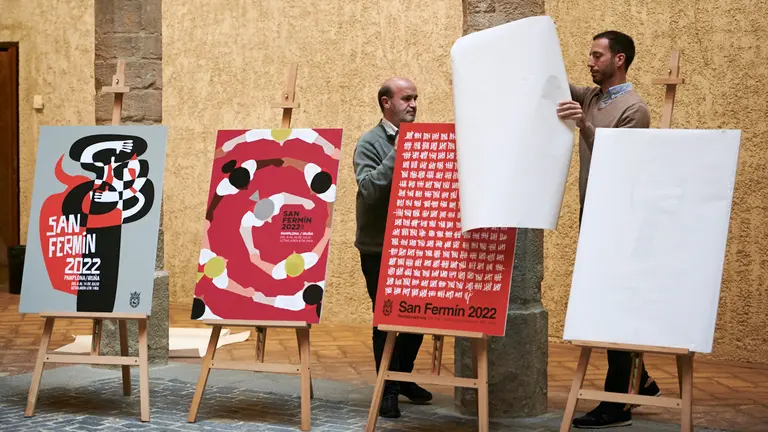 Presentación de los 10 carteles finalistas para San Fermín. PABLO LASAOSA