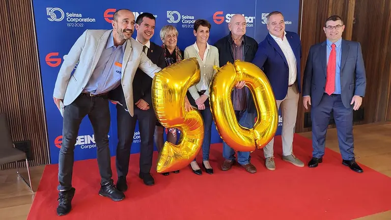 La presidenta del Gobierno de Navarra, María Chivite, y el consejero Mikel Irujo con la familia Azcárate, impulsora de SEINSA Corporation. CEDIDA