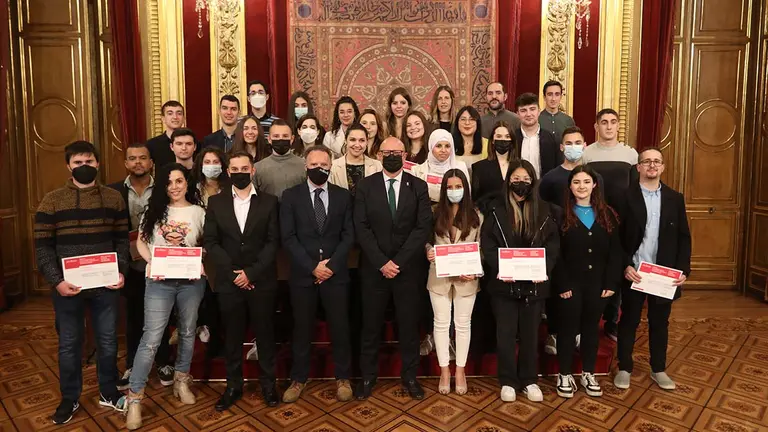 El director general de FP, Tomás Rodríguez, (en el centro) y el consejero Gimeno (en el centro) posan con el alumnado premiado. GOBIERNO DE NAVARRA