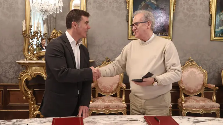 Eduardo Santos y Jesús Zudaire, durante la firma del convenio. GOBIERNO DE NAVARRA