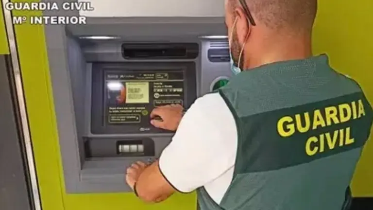 Imagen de un guardia civil en un cajero. - GUARDIA CIVIL DE NAVARRA
