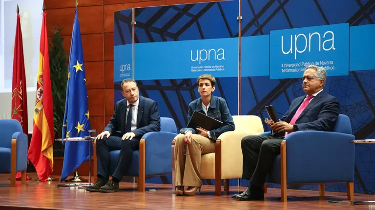 El rector de la Universidad Pública de Navarra, Ramón Gonzalo; la Presidenta de Navarra, María Chivite, y el presidente de la CEN, Juan Miguel Sucunza. GOBIERNO DE NAVARRA