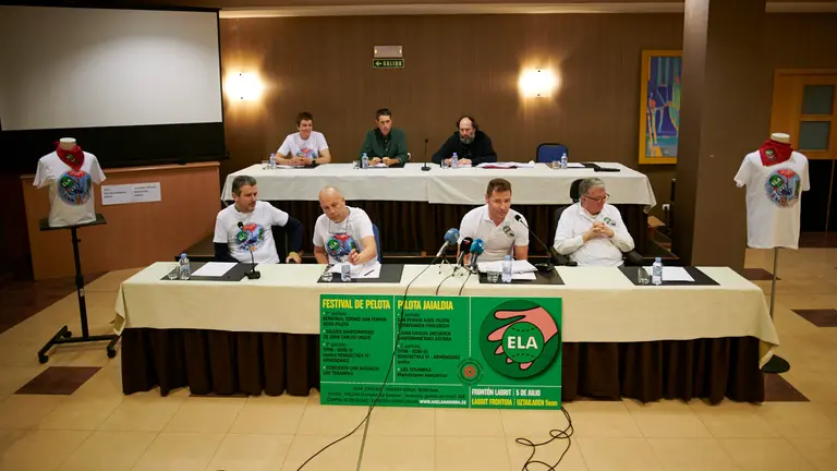Presentación de un festival de pelota que se celebrará el 5 de julio a favor del ELA. PABLO LASAOSA