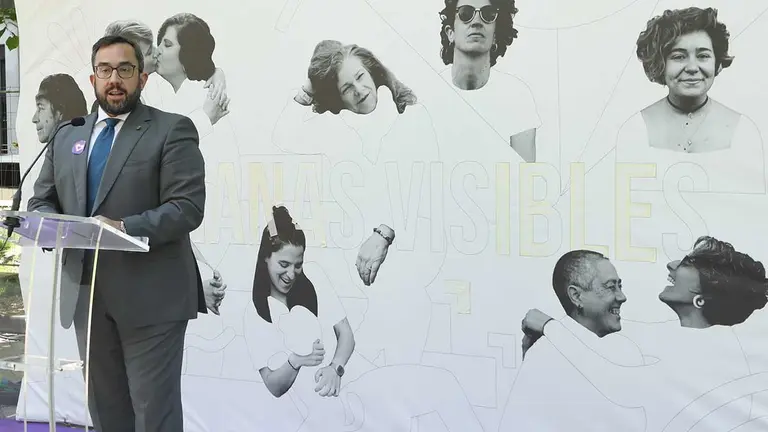 El vicepresidente y consejero de Igualdad, Javier Remírez frente al mural colaborativo del día de la visibilidad lésbica.