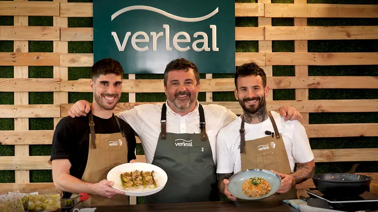 Nacho Vidal, Ander González y Rubén García muestran sus platos cocinados. Cedida.