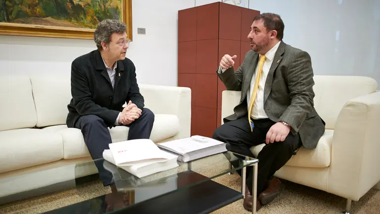El presidente del Parlamento de Navarra, Unai Hualde, recibe al defensor del Pueblo de la Comunidad foral, Patxi Vera, quien le hará entrega formal del informe anual de la institución correspondiente al ejercicio 2021. PABLO LASAOSA