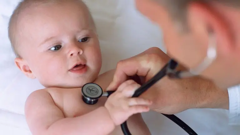 Pediatra, consulta bebé.
SALUD 
BAYER
