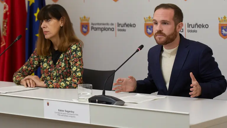 Maite Esporrín y Xabier Sagardoy, del grupo municipal del PSN, ofrece una rueda de prensa sobre permisos de terrazas en Labrit para Sanfermines y "compromisos incumplidos" de Navarra Suma en aspectos de movilidad y vivienda. IÑIGO ALZUGARAY
