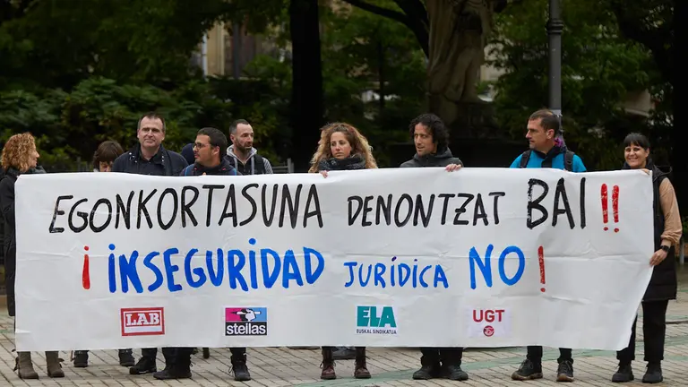 Los sindicatos LAB, Steilas y ELA se concentran con el lema 'Estabilidad para todos sí, inseguridad jurídica no', con motivo del debate de la proposición de ley foral para estabilizar al profesorado del PAI. IÑIGO ALZUGARAY