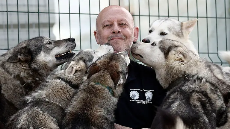 Tras haber conseguido la tercera posición en el Mundial de larga distancia celebrado en Suecia el pasado mes de marzo, el guía de trineos navarro Baltasar Gallardo afirma que cada perro “es un mundo” y que el triunfo se lo debe a 12 de los 30 huskies siberianos que forman parte de su vida. En una entrevista con Efe comenta que “Hace cinco años quedamos primeros en este Campeonato del Mundo; fue una experiencia maravillosa. Tuve un equipo fantástico; los perros eran muy buenos y, lógicamente, estaban perfectamente entrenados”, recuerda este navarro de 51 años sobre la anterior Polardistans que consiguió ganar.    EFE/ Jesús Diges