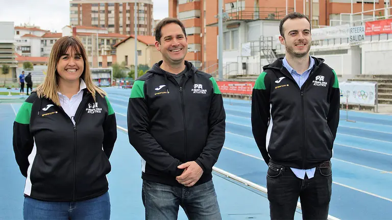 Pablo Branchi, presidente del club en el centro, junto a Jorge Illarramendi y Tania Sola en el estadio Larrabide. Cedida.