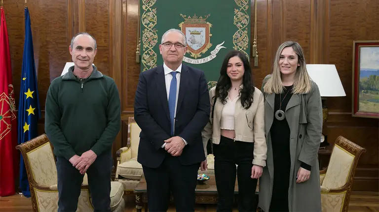 Amaia Bernal, segunda por la derecha, junto a Iñaki de Santiago, Enrique Maya y Cristina Udina. Cedida.
