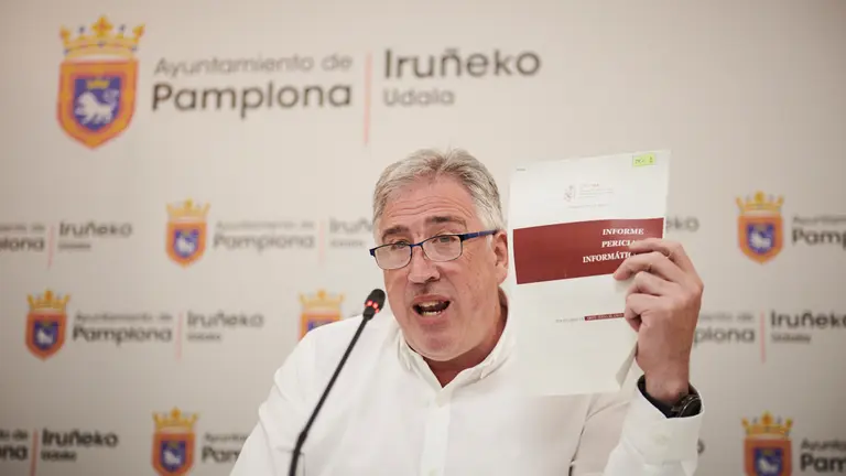 Rueda de prensa del portavoz de EH Bildu en Pamplona, Joseba Asiron, y los concejales Garbiñe Bueno y Endika Alonso sobre "irregularidades detectadas en el uso de recursos públicos clave del Ayuntamiento de Pamplona”. PABLO LASAOSA