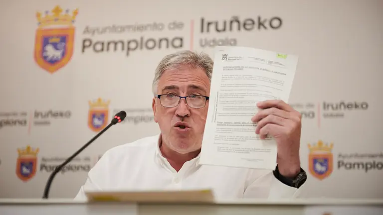 Rueda de prensa del portavoz de EH Bildu en Pamplona, Joseba Asiron, y los concejales Garbiñe Bueno y Endika Alonso sobre "irregularidades detectadas en el uso de recursos públicos clave del Ayuntamiento de Pamplona”. PABLO LASAOSA