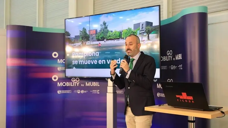 29/04/2022 El edil Fermín Alonso..

El concejal delegado de Proyectos Estratégicos, Movilidad y Sostenibilidad del Ayuntamiento de Pamplona, Fermín Alonso, ha participado este jueves en la Feria Profesional de la Industria de la Movilidad Sostenible que se celebra estos días en Irún. En su ponencia, dentro del espacio de city market, junto a otras ciudades como Vitoria, Barcelona o Estambul, ha presentado la estrategia integral de movilidad de Pamplona, con las actuaciones que se están llevando a cabo en el fomento del vehículo eléctrico, la construcción de carriles bici, la ejecución de pasos peatonales seguros o las reurbanizaciones de calles para ganar espacio peatonal.

SOCIEDAD ESPAÑA EUROPA NAVARRA
AYUNTAMIENTO DE PAMPLONA
