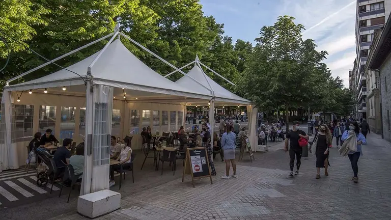 Imagen de una de las terrazas covid. CEDIDA

El Ayuntamiento de Pamplona ha enviado una carta a 22 hosteleros de la ciudad para que desmonten y retiren durante la semana que viene las llamadas 'terrazas COVID' vinculadas a sus establecimientos.

SOCIEDAD 
AYUNTAMIENTO DE PAMPLONA