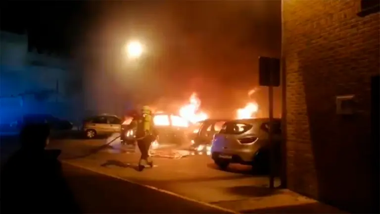 Dos coches calcinados y otros dos afectados por un incendio en Marcilla. El detenido es un agente de la Policía Foral.