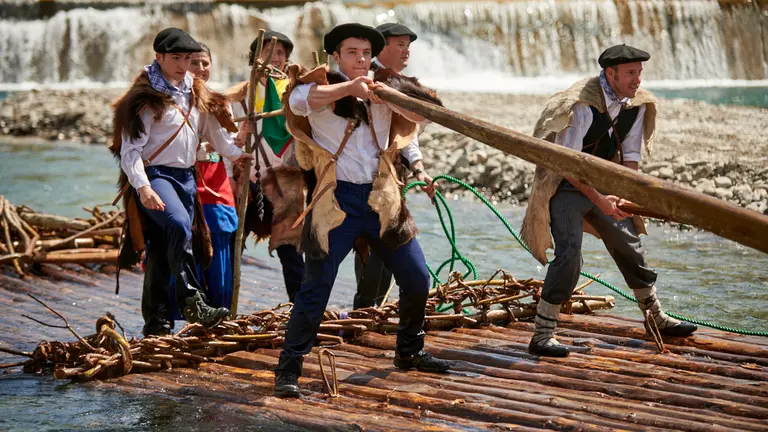 Las almadías llegaron pasado el mediodía a Burgui con los dos homenajeados. IRANZU LARRASOAÑA
