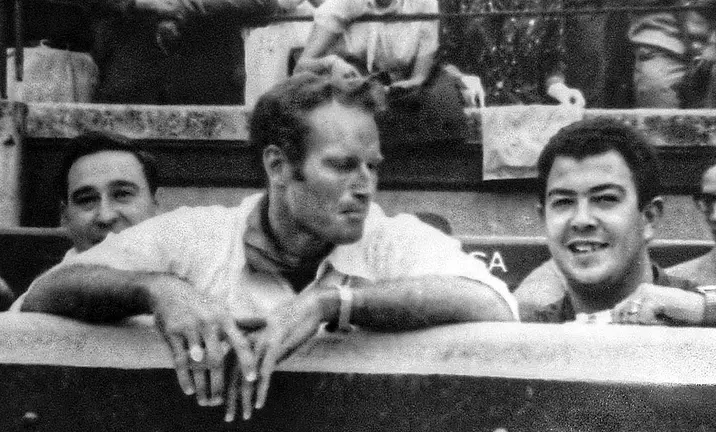 Charlton Heston mira furtivamente a Juan Gómez, Sanfermines de 1962 (Cortesía de la familia).
