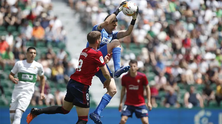 Darko Brasanac ante el portero Edgar Badía en el partido Elche - Osasuna en el estadio Martínez Valero. CA Osasuna.