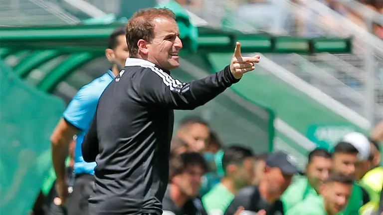 El entrenador del Osasuna, Jagoba Arrasate, da instrucciones a sus jugadores durante el encuentro Elche-Osasuna de Primera División de fútbol celebrado en el estadio Martinez Valero de Elche este domingo. EFE / Manuel Lorenzo